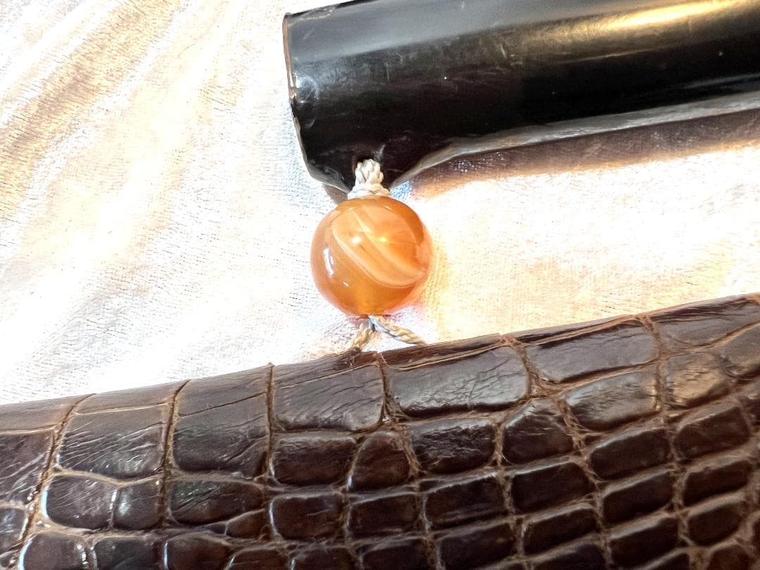 煙草入れ　革製　煙管入れと煙草入れと緒締め付き　前金具は三国志の関羽