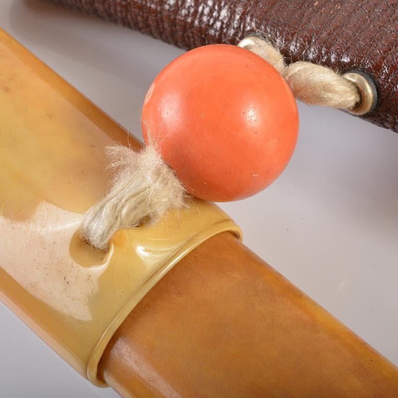 eee　彫金鳥文斑竹羅宇配管獣骨製人物刻配管入革製煙草入緒締玉BR6225