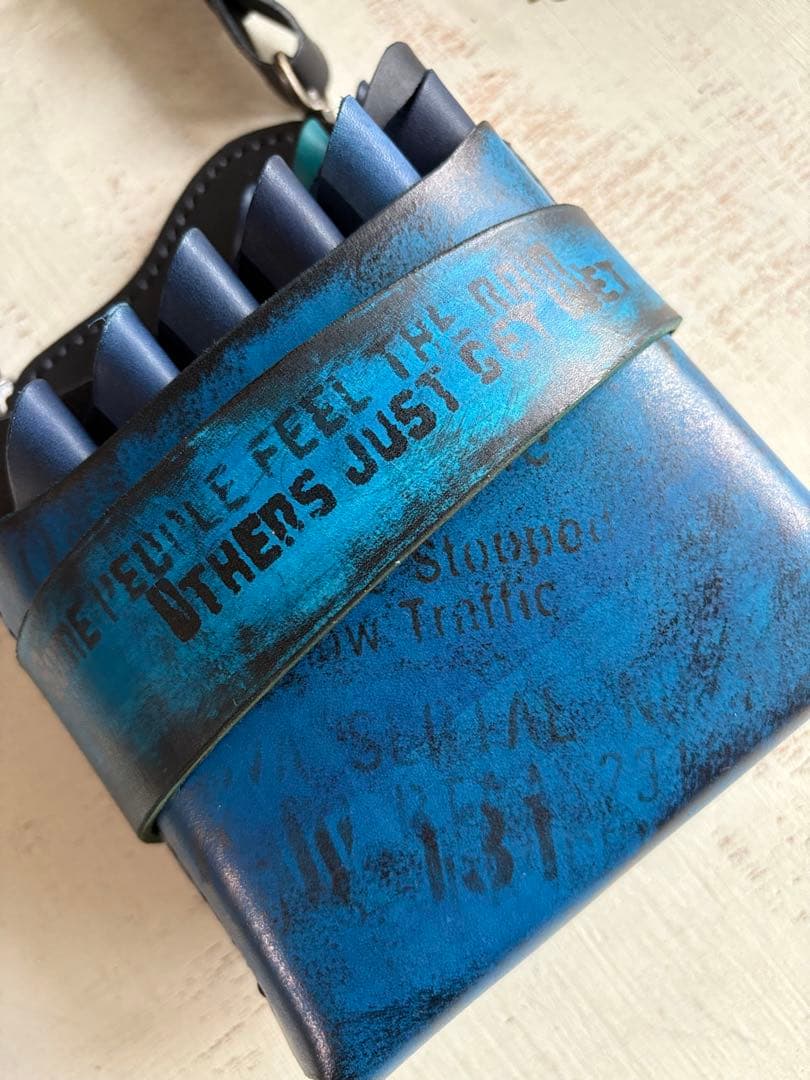 ヌメ革ブラック、手染めブルーの遊び心もりもり大容量シザーケース