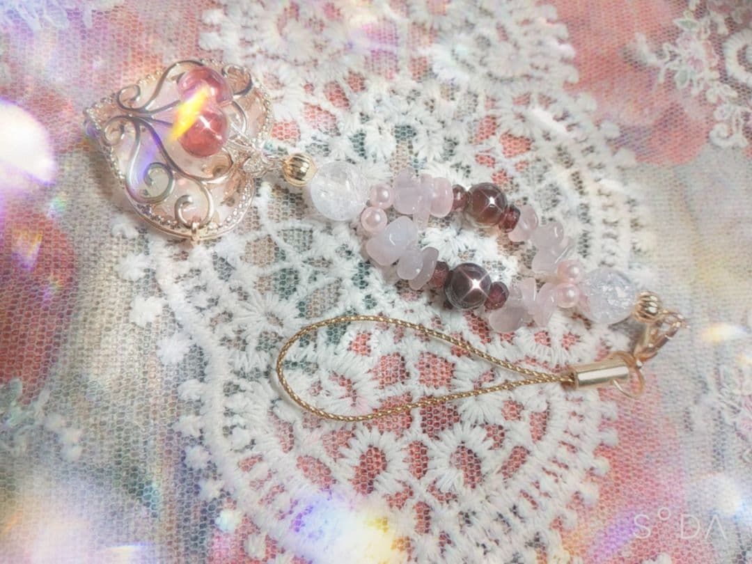 桜の女神/パステルピンクなパワーストーンストラップ/スターガーネットが光り輝く