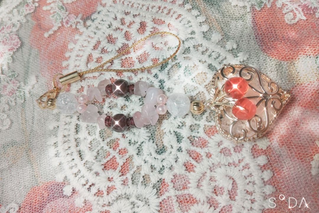 桜の女神/パステルピンクなパワーストーンストラップ/スターガーネットが光り輝く