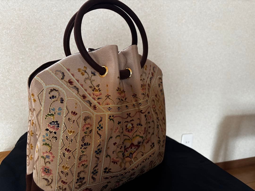 刺繍入りベージュ系ハンドバッグ