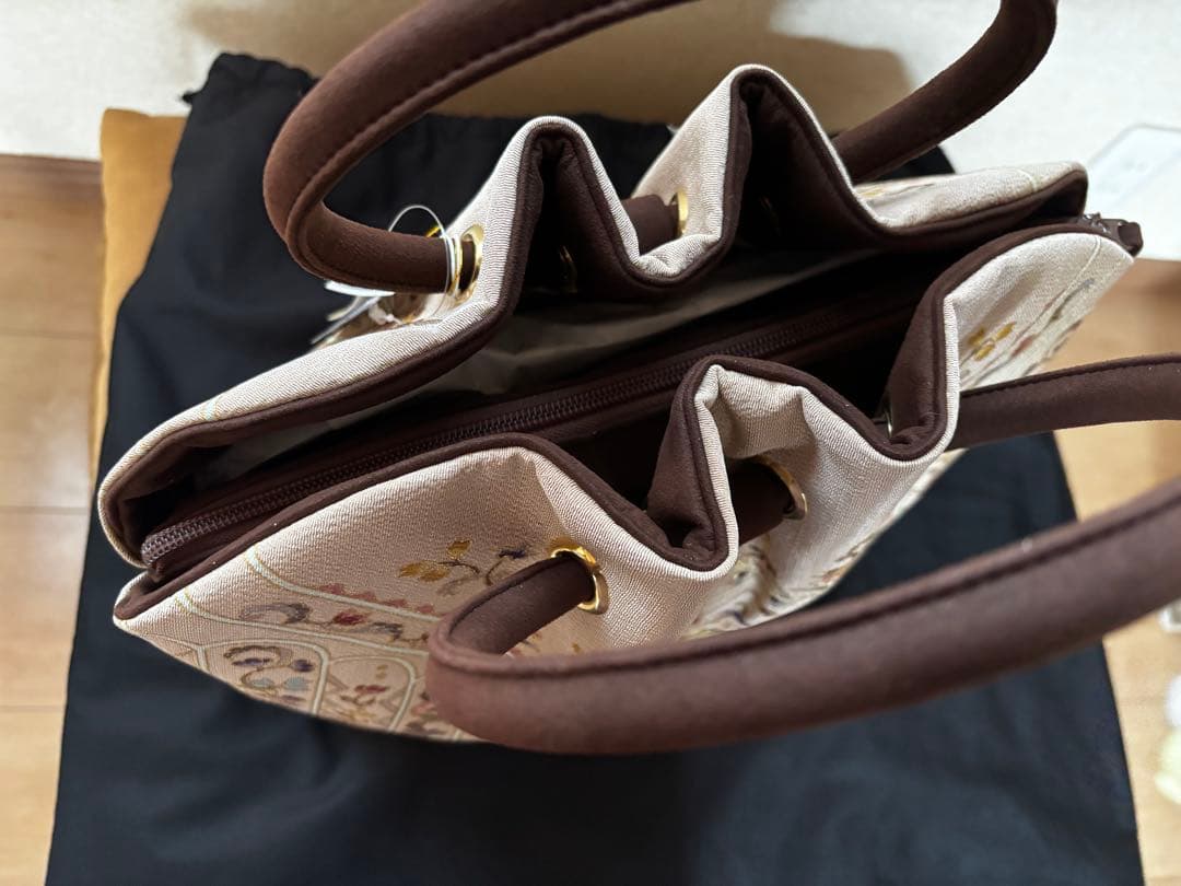 刺繍入りベージュ系ハンドバッグ