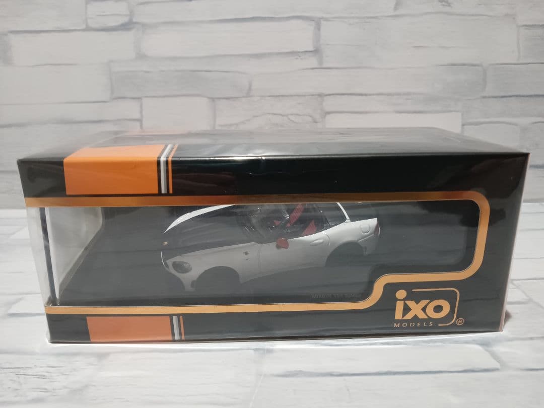 1/43 フィアット　アバルト　124スパイダー　ディーラー　ミニカー　ホワイト