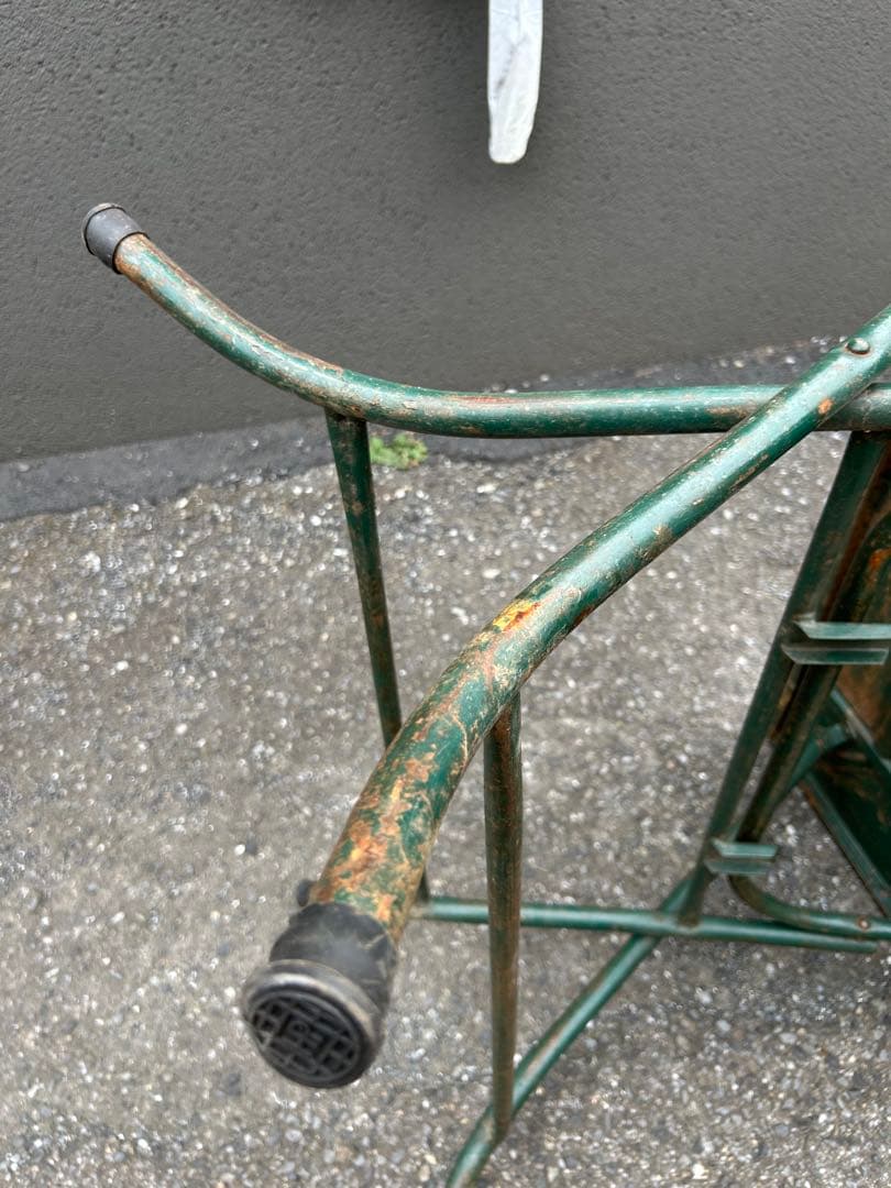 ビンテージ　折りたたみ式金属テーブル