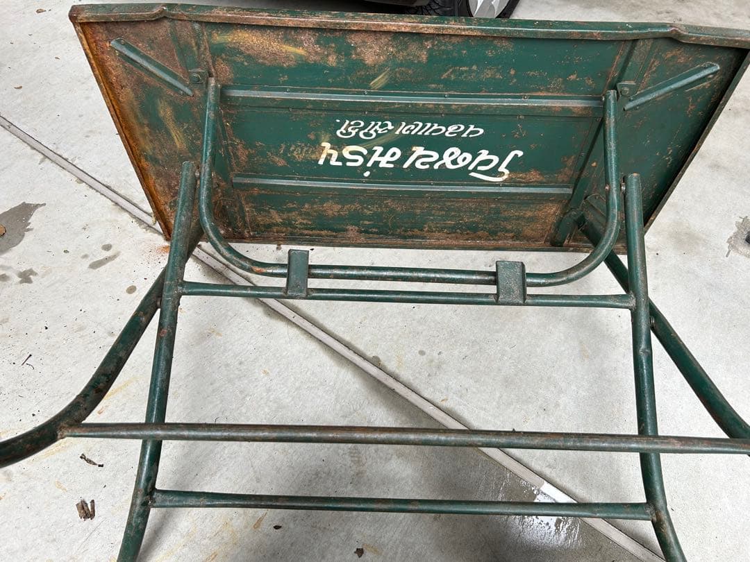 ビンテージ　折りたたみ式金属テーブル
