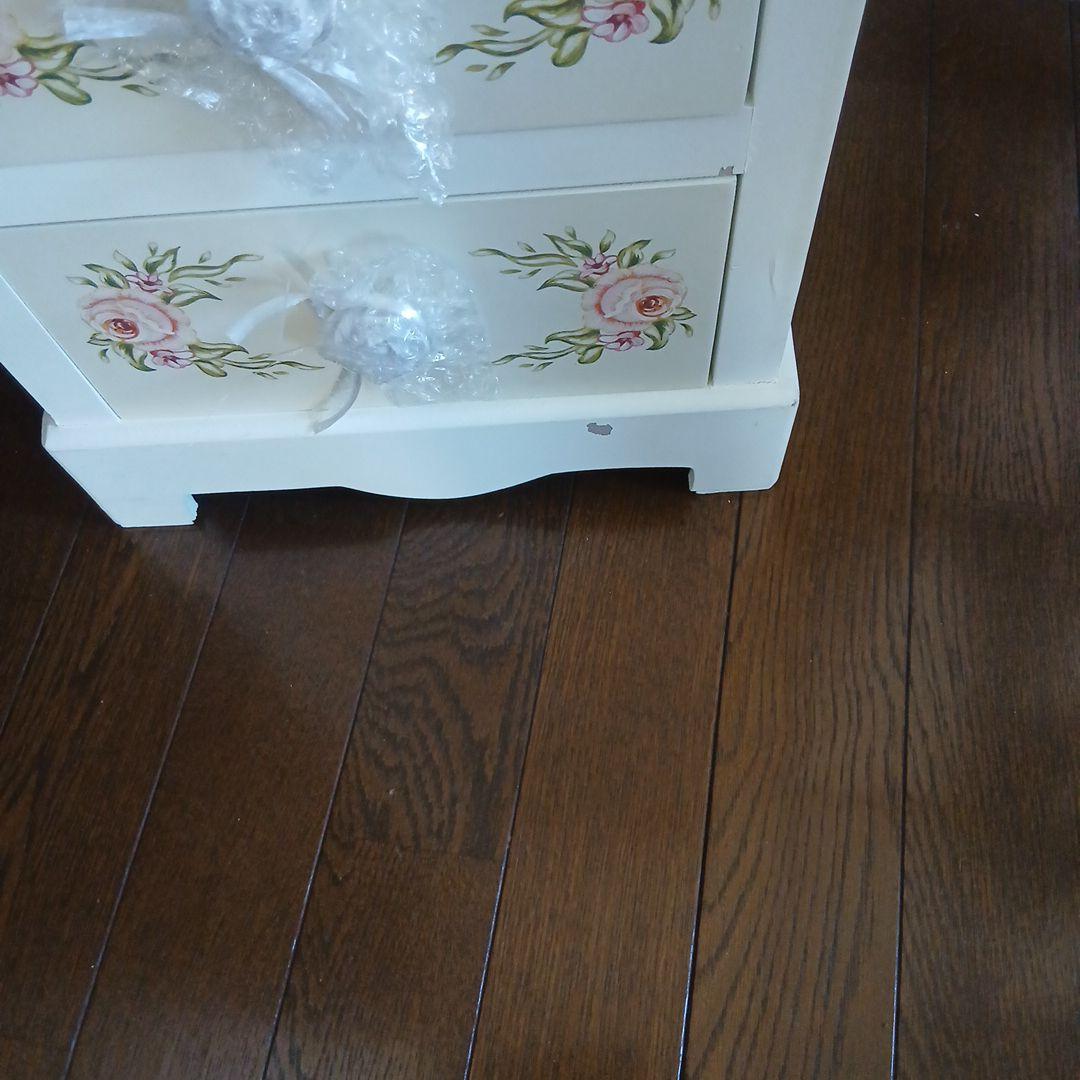 花柄デザインの木製キャビネット