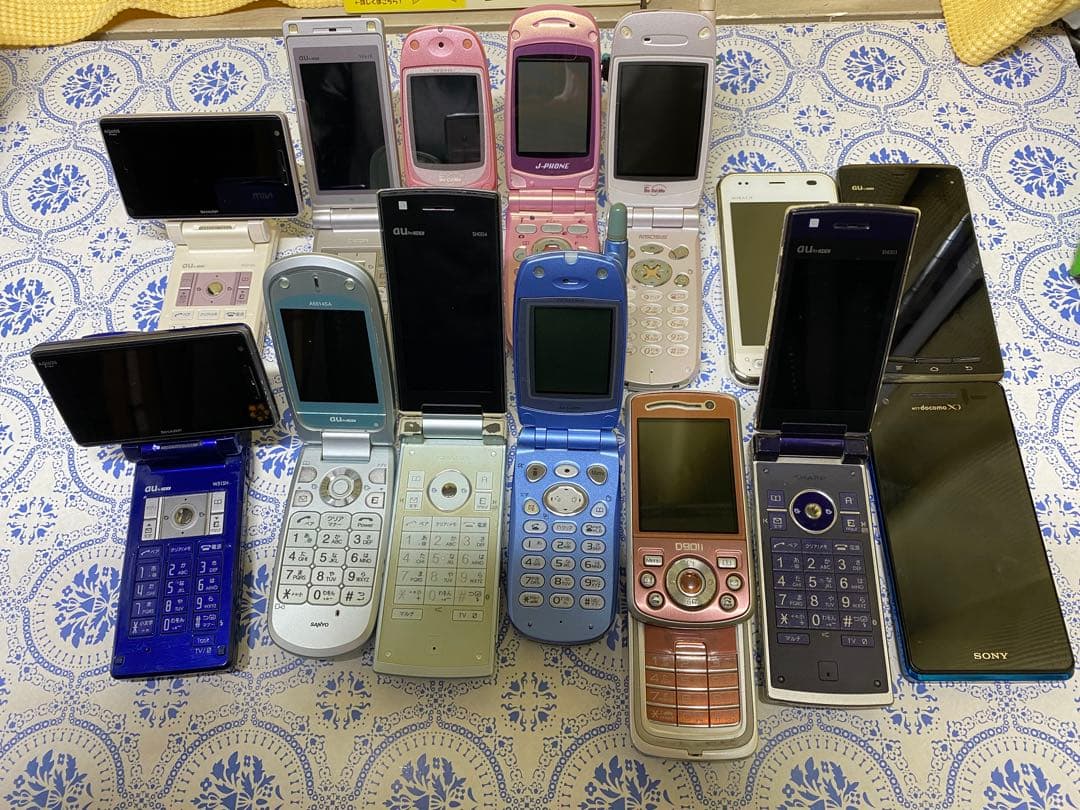 ガラケー11台、スマホ3台ジャンク