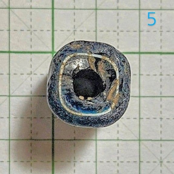 青色のアフリカとんぼ玉