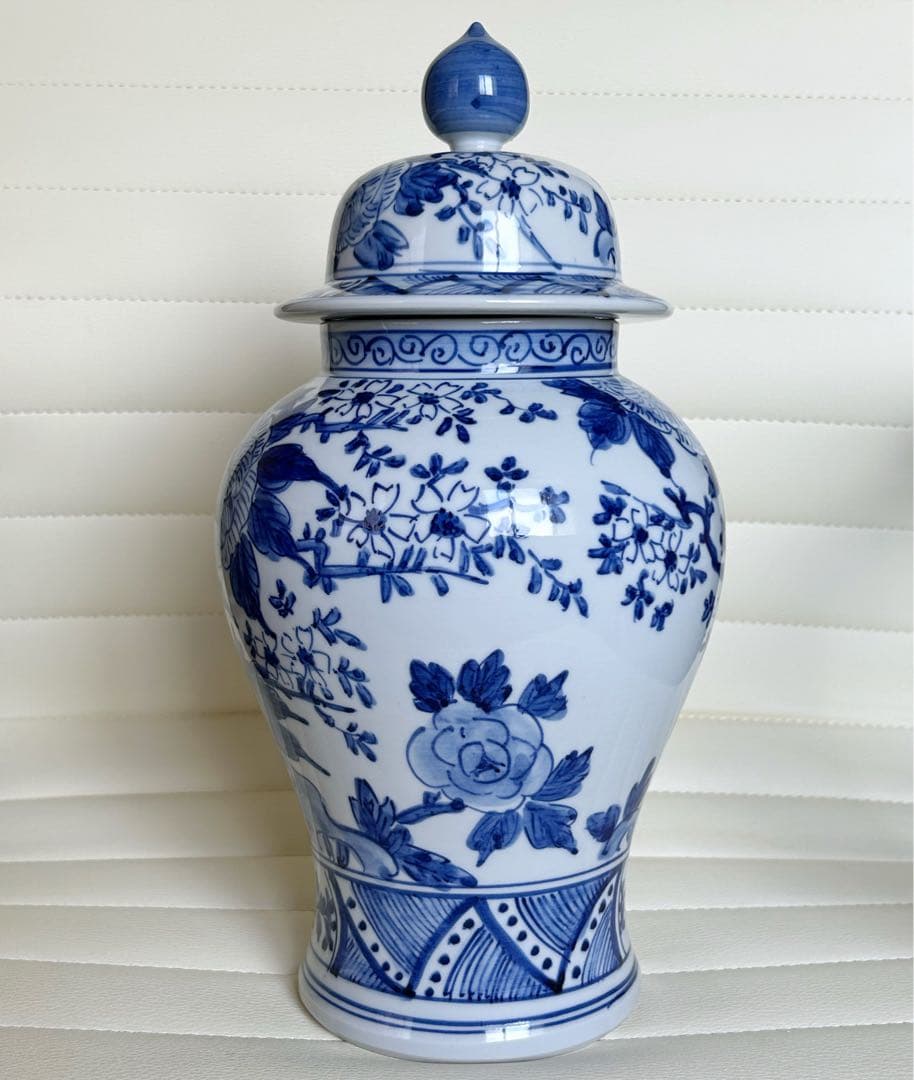中国美術　大明乾隆年製　染付　蓋付き壺　沈香壺　置物　アンティーク　牡丹絵