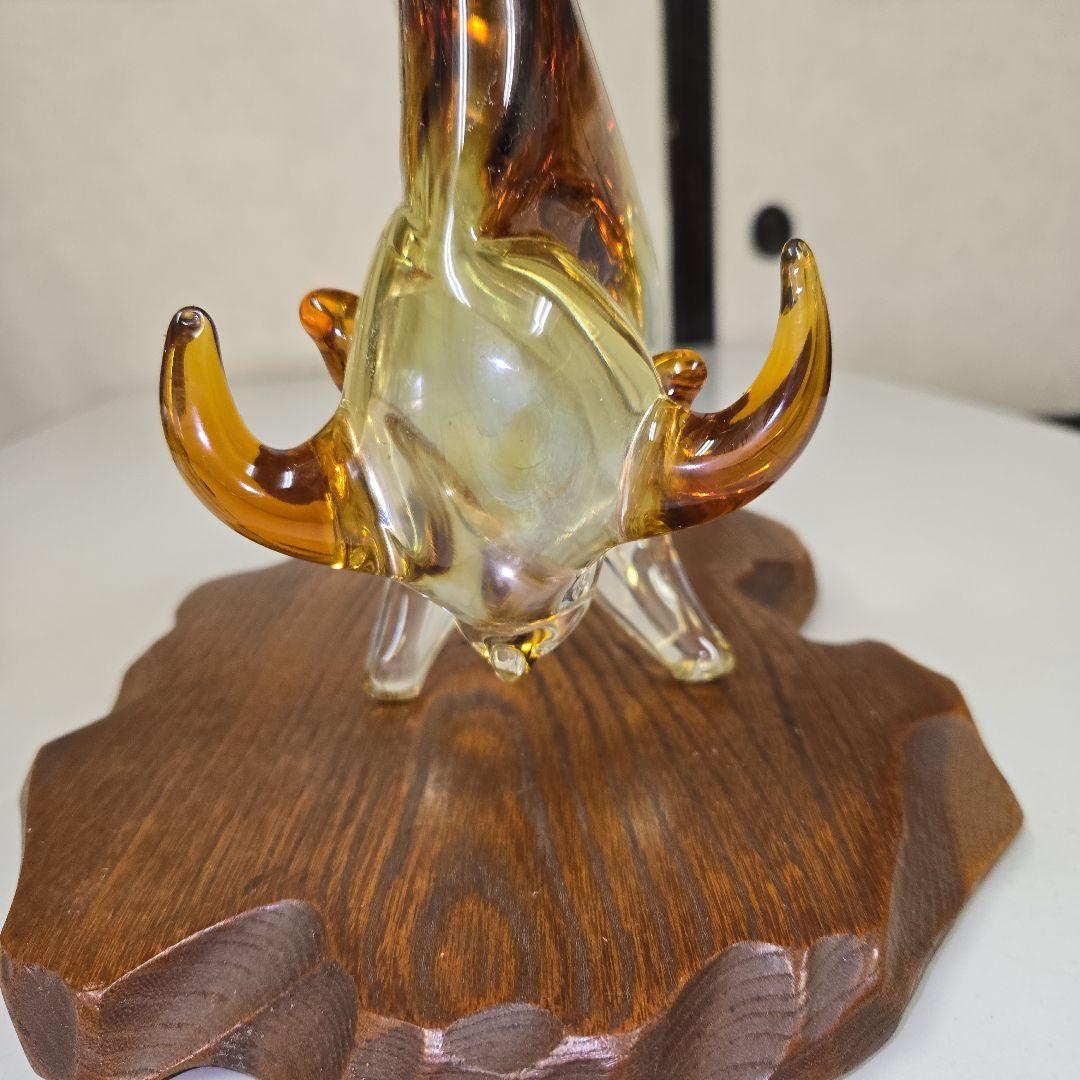 牛の置物　マルティガラス　木製置台付き