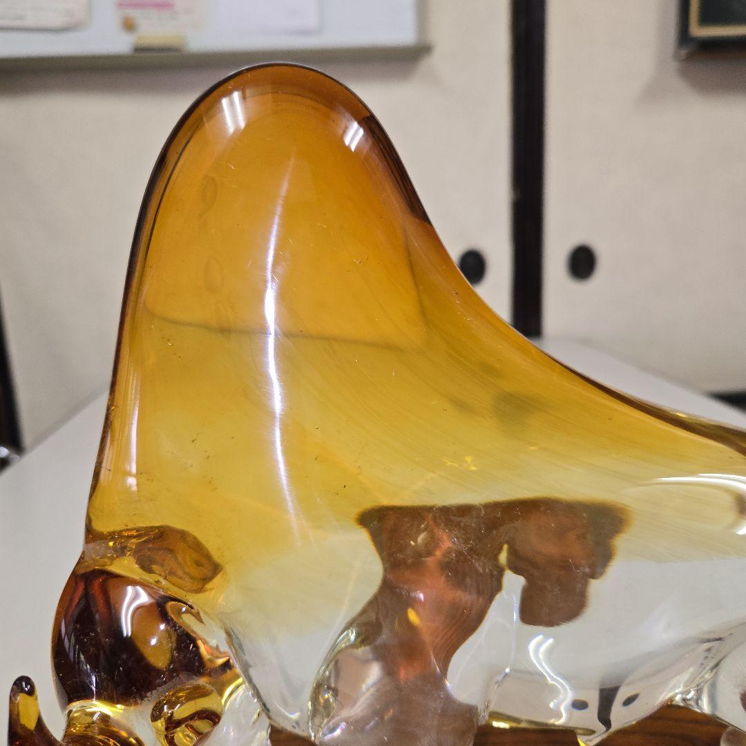 牛の置物　マルティガラス　木製置台付き