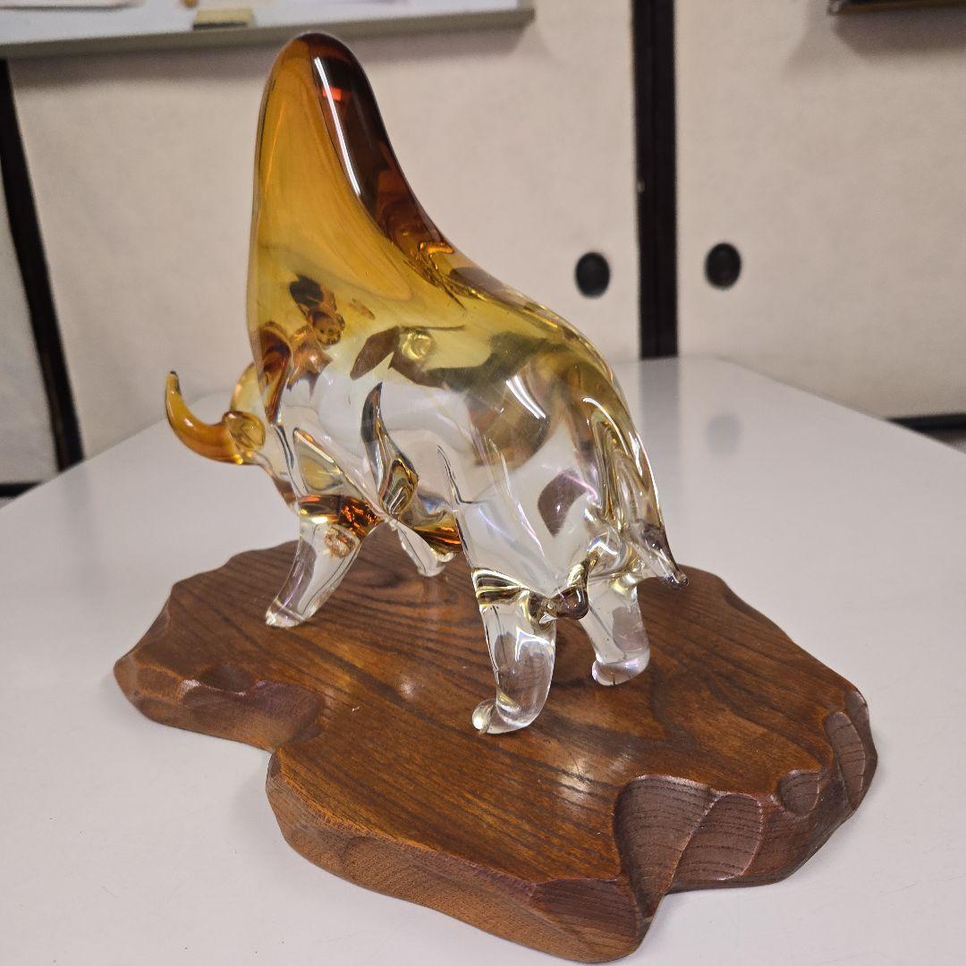 牛の置物　マルティガラス　木製置台付き