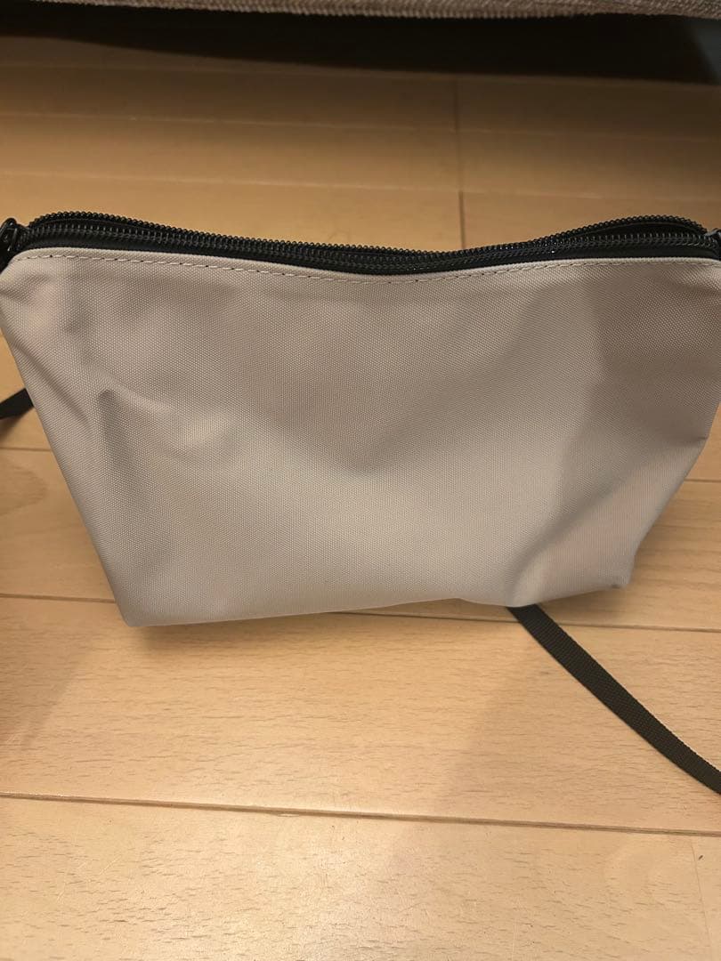 エルベ シャプリエ スクエア型ポシェット　ベージュ