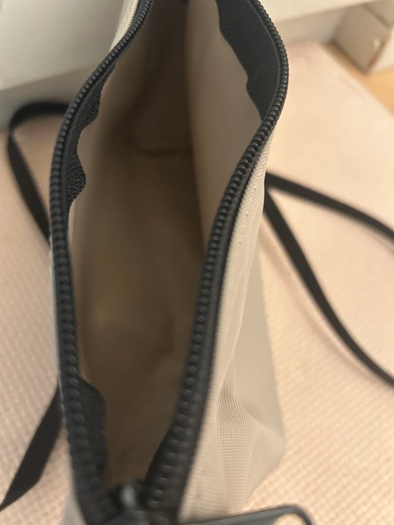 エルベ シャプリエ スクエア型ポシェット　ベージュ