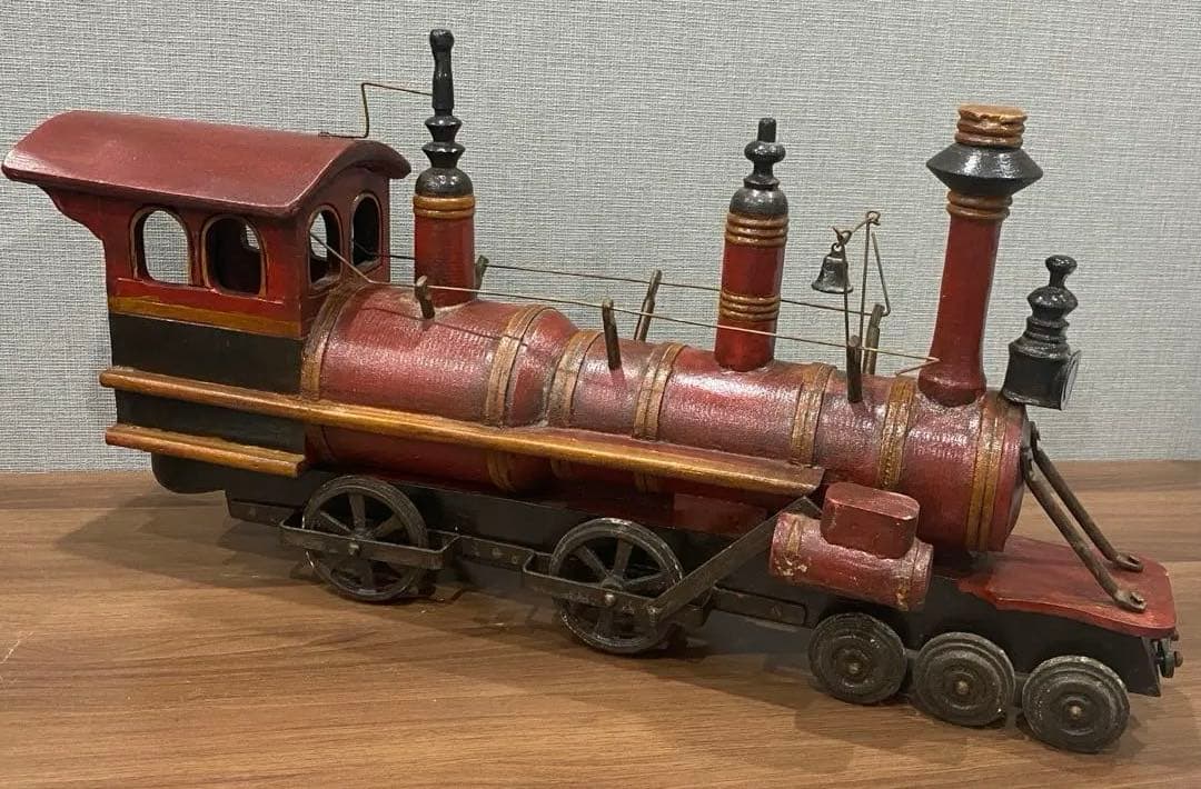 サイドのモデルウッドの列車の機関車