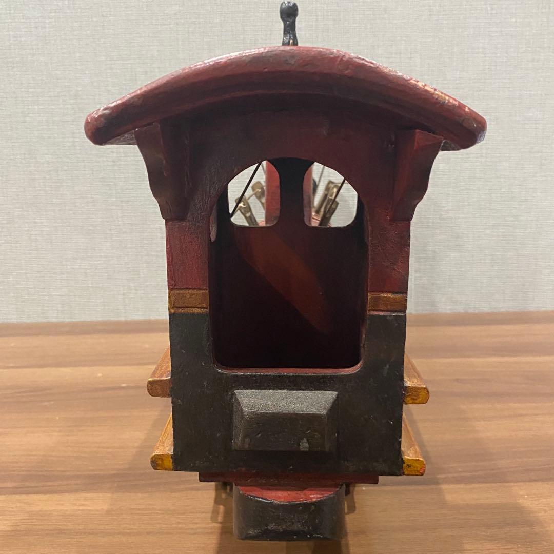 サイドのモデルウッドの列車の機関車