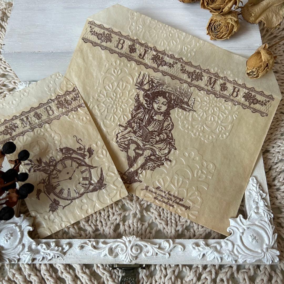 〜窓際で本を読む少女〜グラシン封筒♡エンボス♡コーヒーワイン染め