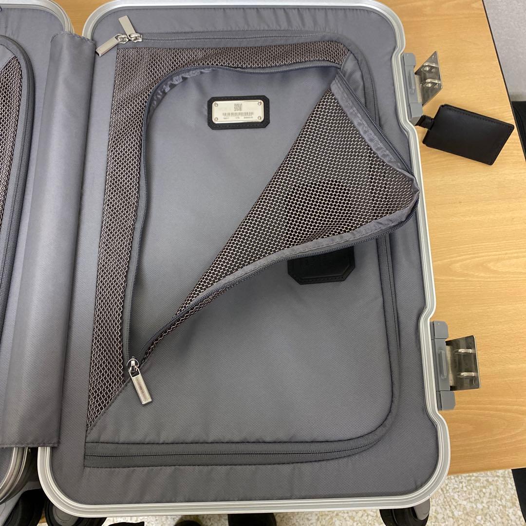 TUMI シルバーキャリーケース TSAロック付き
