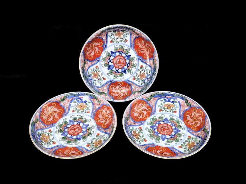 大聖寺伊万里　金襴手　花に菊花四方襷紋の図　４寸皿　３枚　B207-CHc