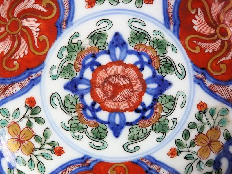 大聖寺伊万里　金襴手　花に菊花四方襷紋の図　４寸皿　３枚　B207-CHc