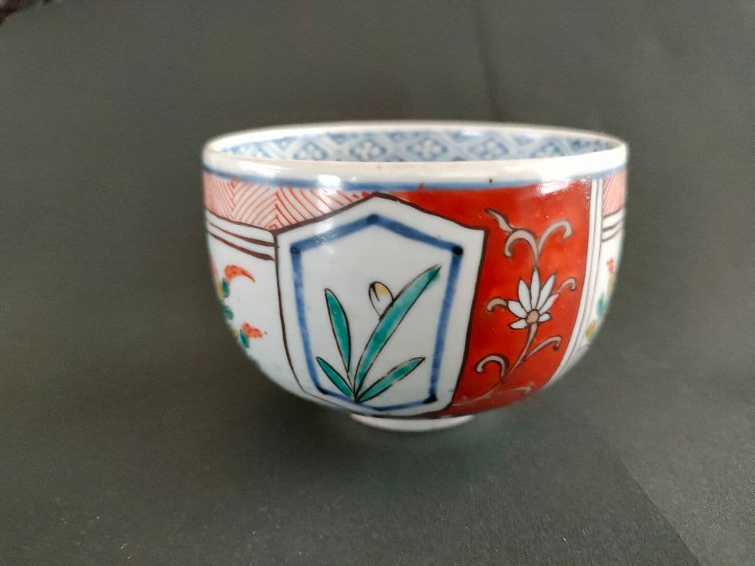 ●【共箱付き】九谷焼 色絵 四季草花文 茶碗 在銘 茶道具 茶器 骨董 美品