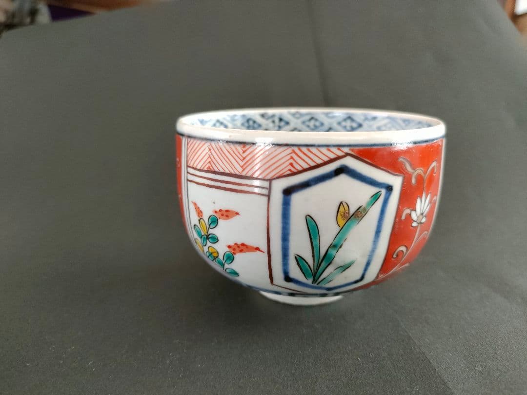 ●【共箱付き】九谷焼 色絵 四季草花文 茶碗 在銘 茶道具 茶器 骨董 美品