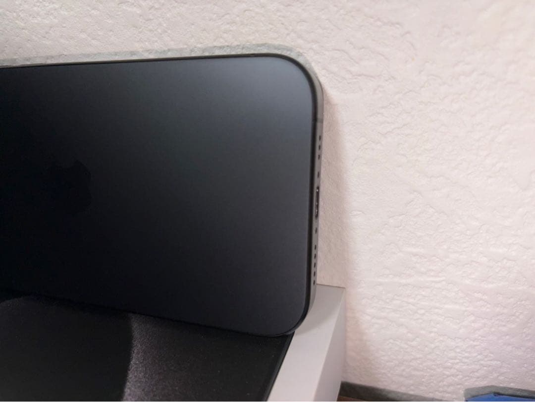 【極美品】iPhone15 Pro ブラックチタニウム　128GB 本体