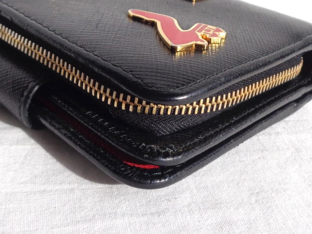 PRADA SAFFIANO サフィアーノレザー メタルチャーム 二つ折り財布