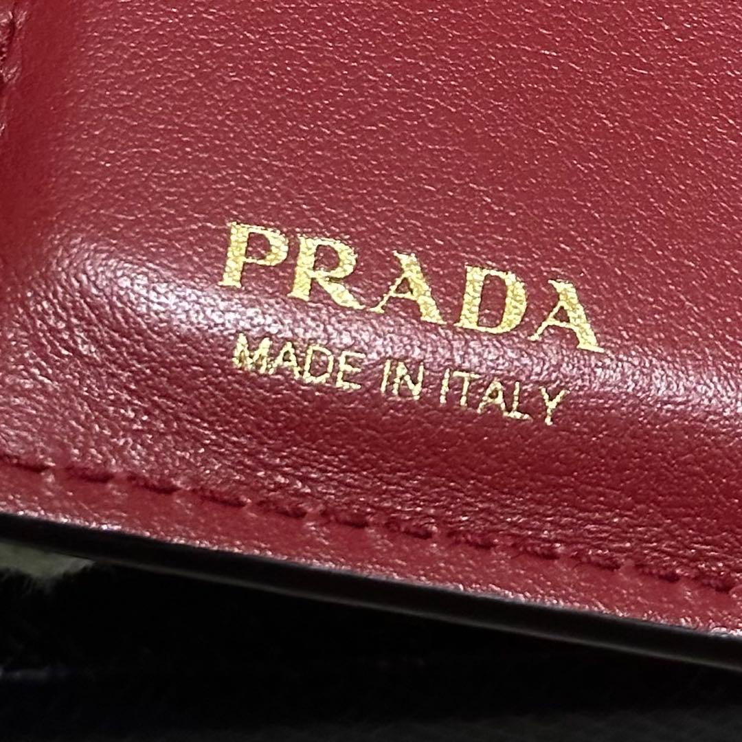 PRADA プラダ　折り財布　ゴールドロゴ　シボ革　バイカラー　赤　黒