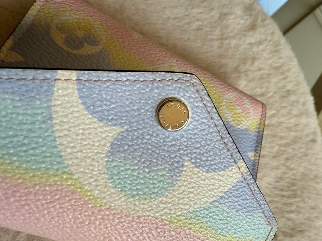 ルイ・ヴィトンLVエスカル ポルトフォイユ・ヴィクトリーヌM69113パステル