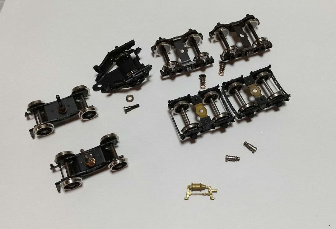 二軸先台車✕２、 従台車 １、テンダー台車✕２、他パーツ。HOゲージ。
