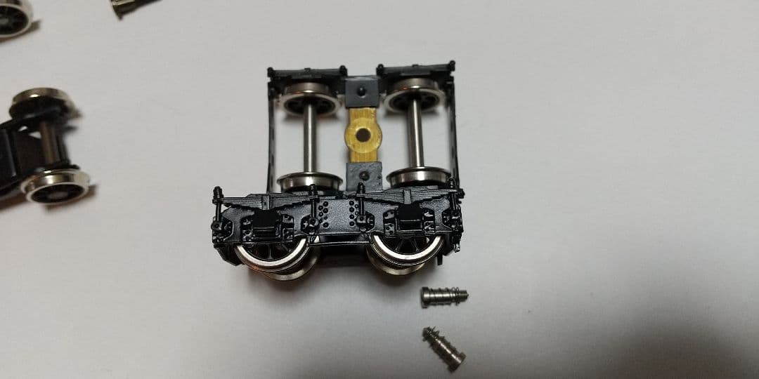 二軸先台車✕２、 従台車 １、テンダー台車✕２、他パーツ。HOゲージ。