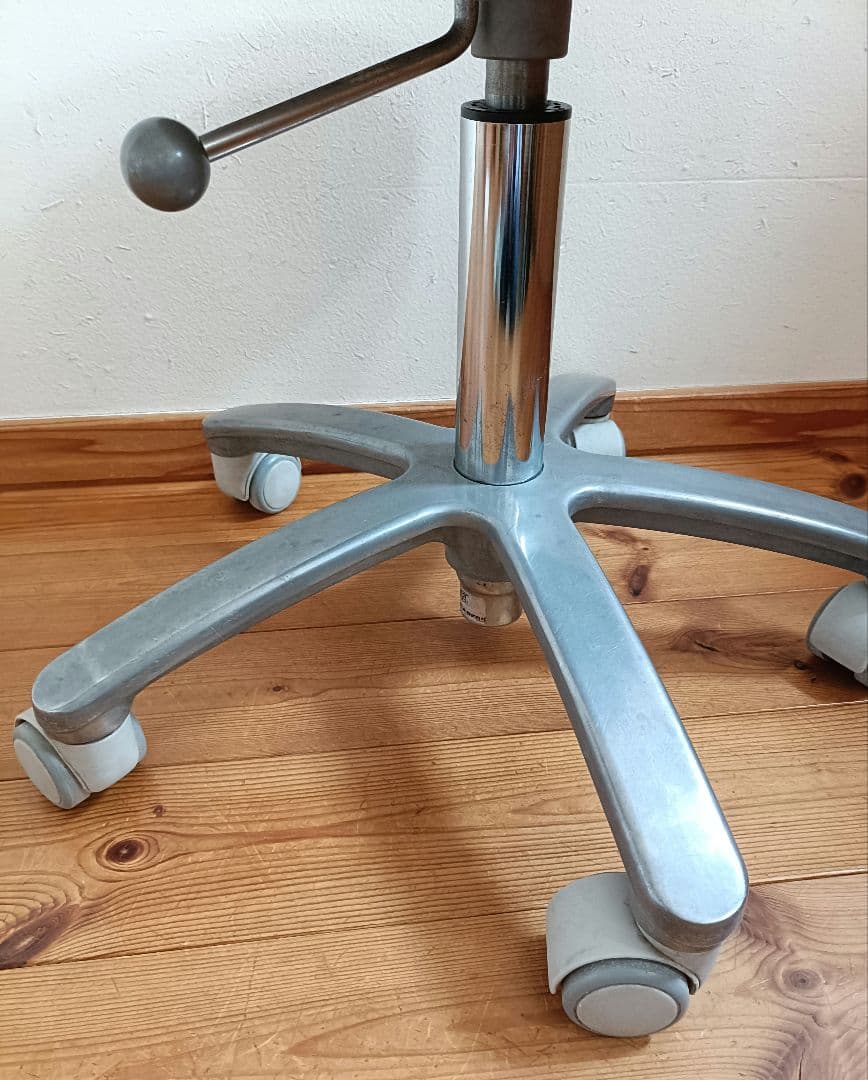 タカラベルモント　スツール　シルバー　椅子　Dスツール　回転イス　回転スツール