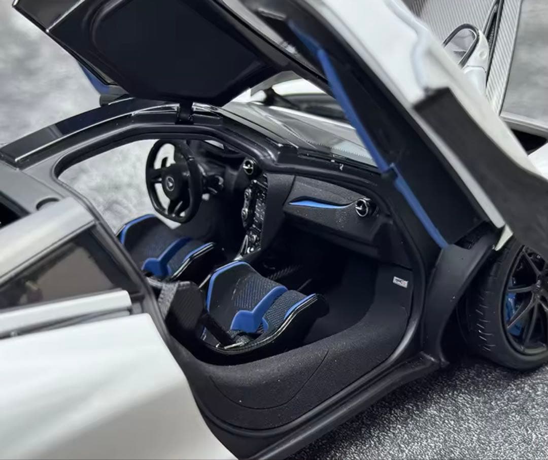 McLaren 765LT 1/18スケールモデルミニカー