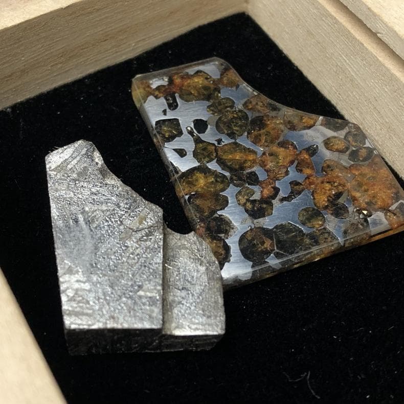 草*真様 隕石 アルタイ隕石　石鉄隕石　パラサイト隕石　２点　重さ33ｇ　共箱