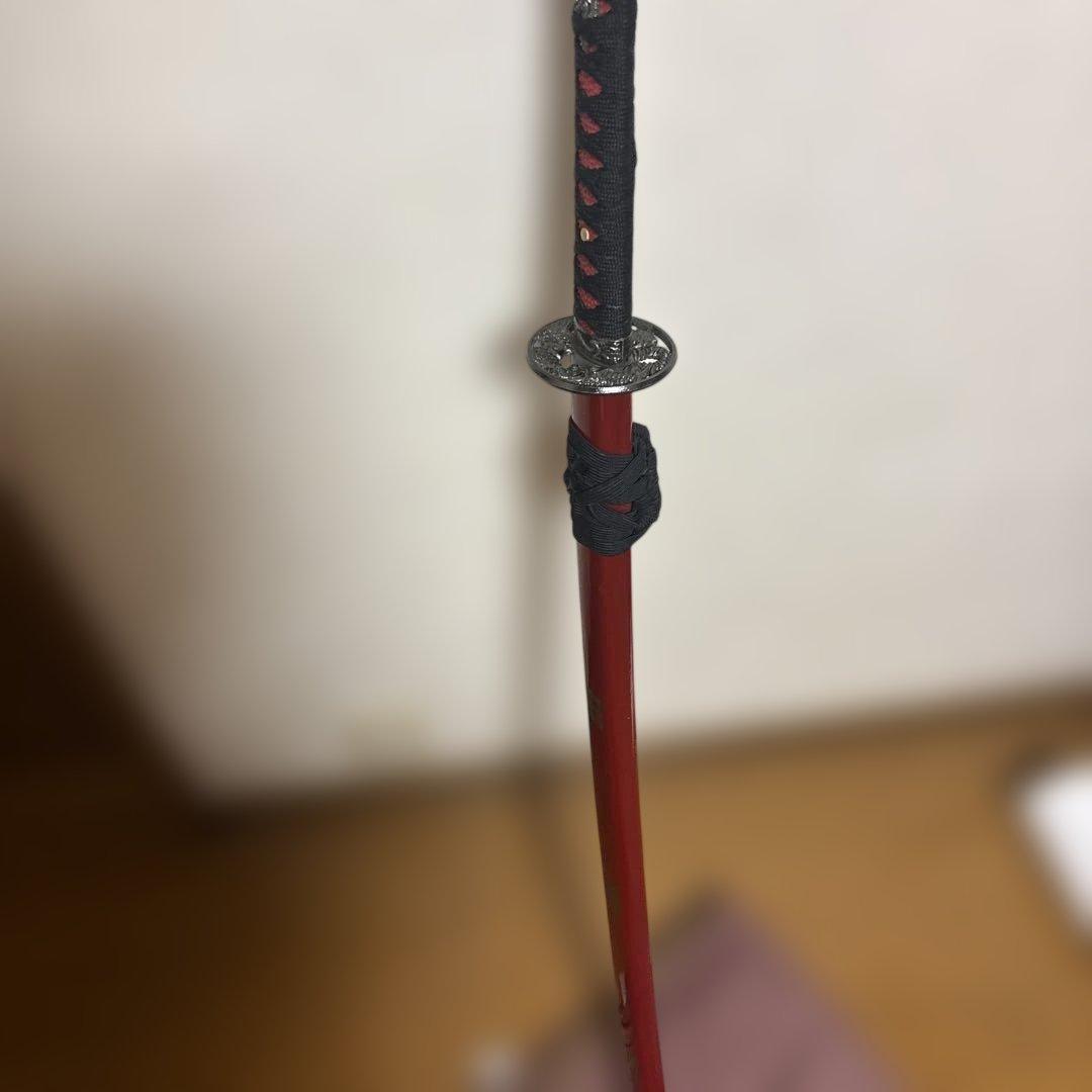 赤い刀 金色の鍔 紫色の台座