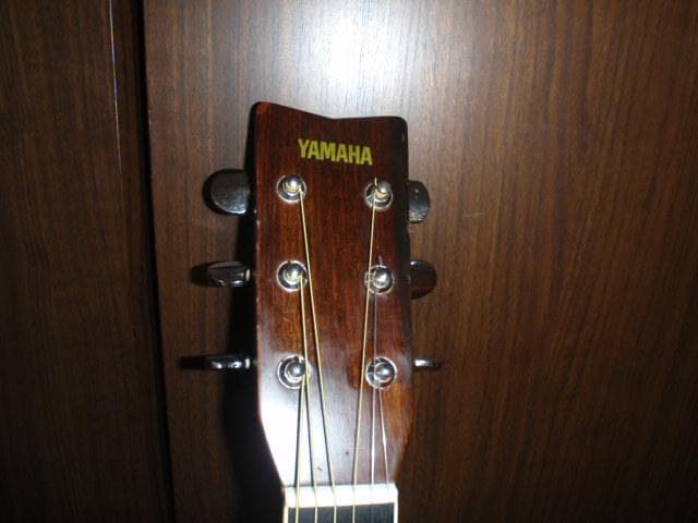 ヤマハＦＧ-200Ｄ　良く鳴ります　安心の新品弦に交換済み　すぐに使えます。