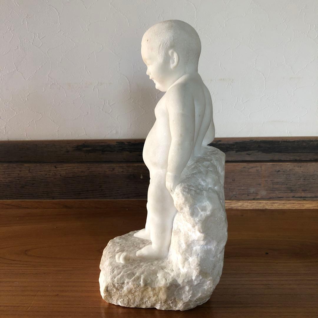 蔵の中にあった大理石の男児像