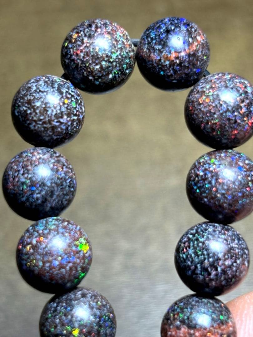 ハイグレード！！ブラックマトリックスオパールブレス約8.6㎜（新品）虹色遊色