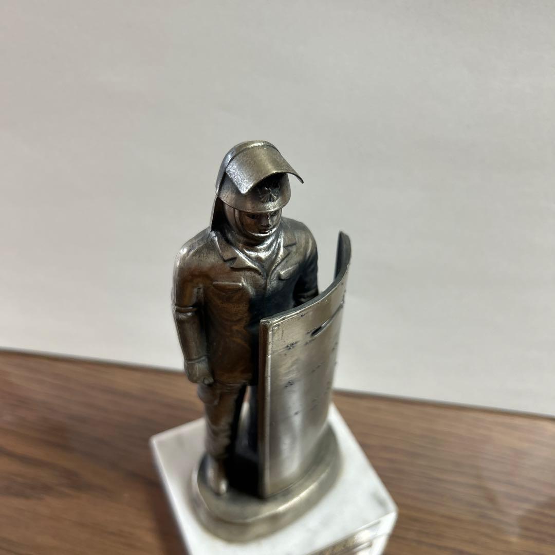 警察機動隊ブロンズ像　記念品