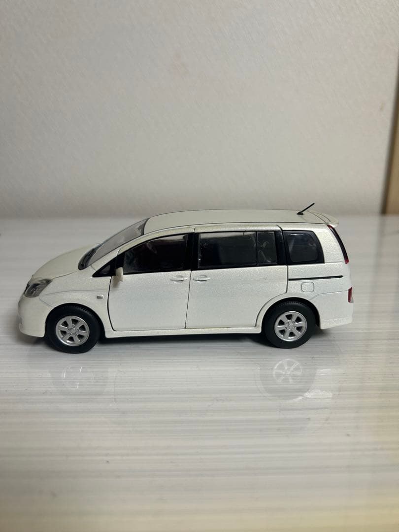 ＊*＊様 トヨタ アイシス 1/30 非売品　ミニカー　カラーサンプル