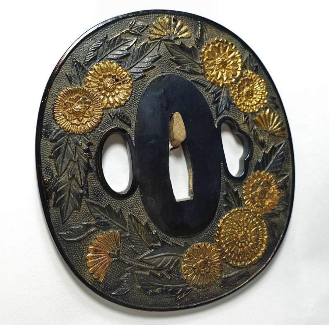 超大型美濃鐔！　10cm超　赤銅魚子地　長丸形菊花図鐔　無銘　高肉彫　寒山箱書