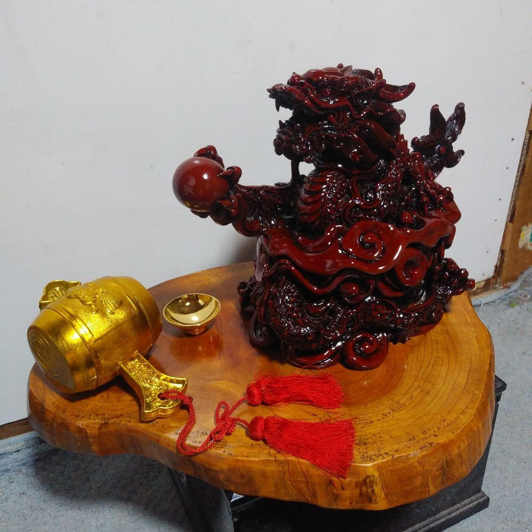 赤色の龍の彫刻 置物