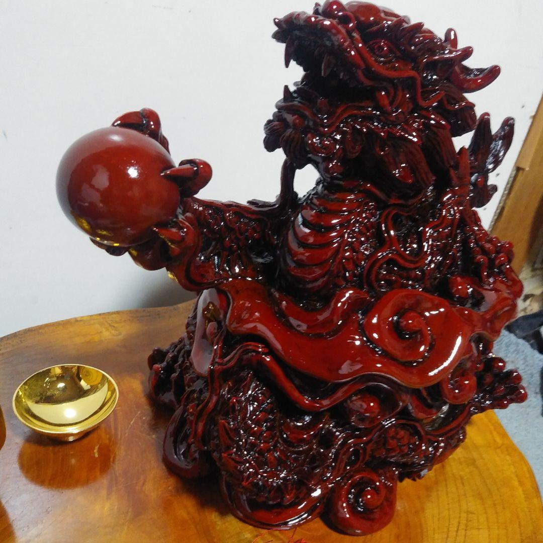 赤色の龍の彫刻 置物