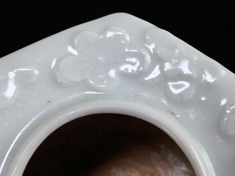 古伊万里　白磁　壺型　陽刻　梅花の図　六角　盃台　D193AS-CGn