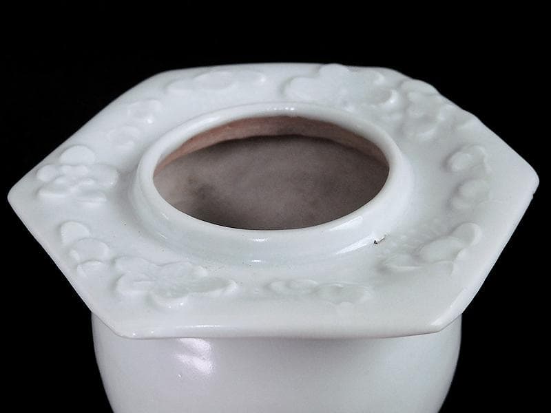 古伊万里　白磁　壺型　陽刻　梅花の図　六角　盃台　D193AS-CGn