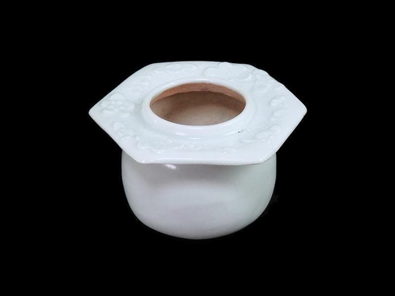 古伊万里　白磁　壺型　陽刻　梅花の図　六角　盃台　D193AS-CGn