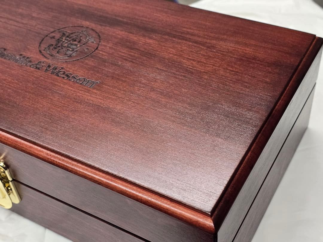 S&W純正　汎用木製ガンケース　6.5インチまでは収納可能　ケースのみの出品です