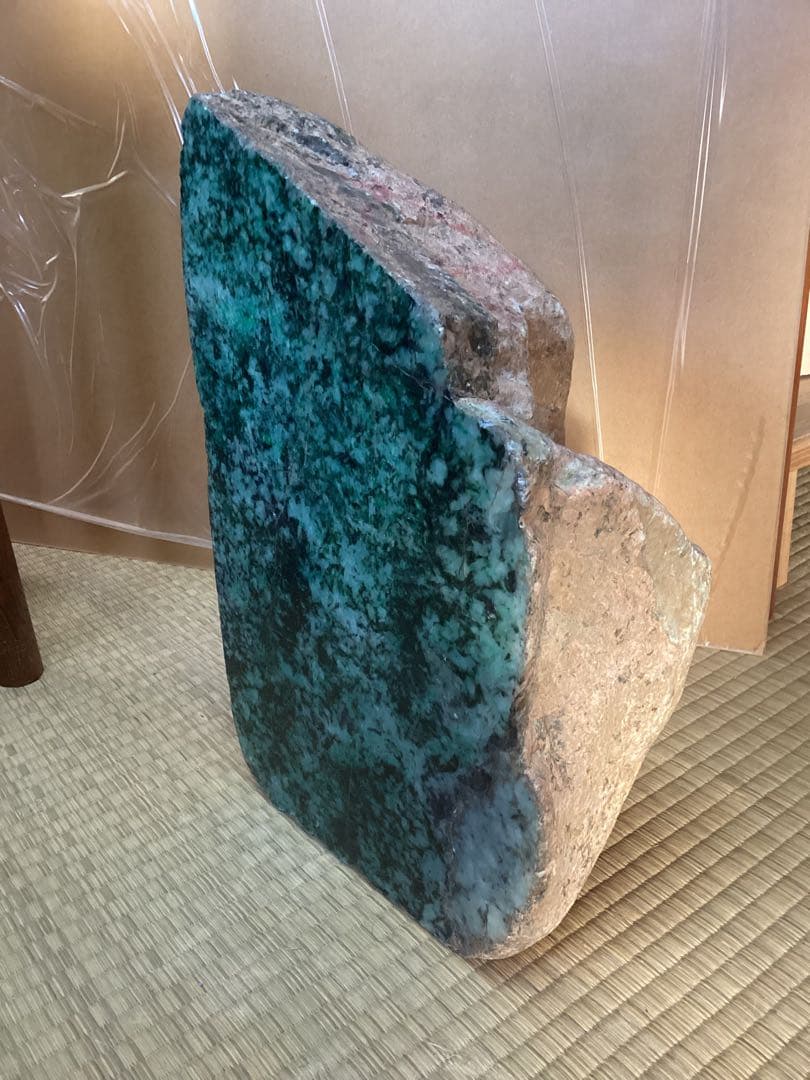 翡翠原石ミャンマー　鉱物石コレクション品一面カット10kチョイ高さ約30cm置物